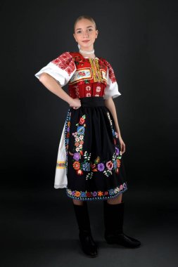Slovakça folklor. Slovakça folklor kız. 
