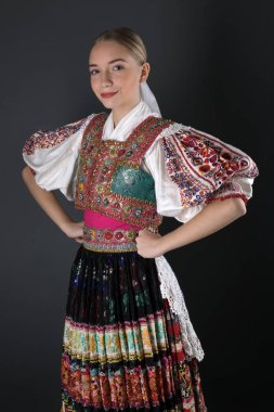 Slovak folkloru. Halk dansçısı kız.