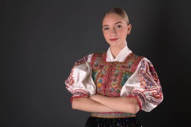 Slovak folkloru. Halk dansçısı kız.