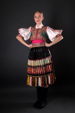 Slovak folkloru. Halk dansçısı kız.