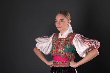 Slovak folkloru. Halk dansçısı kız.