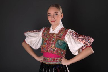 Slovakça folklor. Slovakça folklor kız.