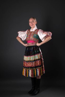 Slovakça folklor. Slovakça folklor kız.
