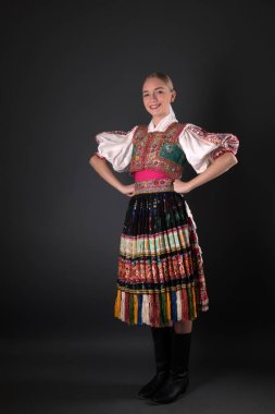 Slovakça folklor. Slovakça folklor kız.
