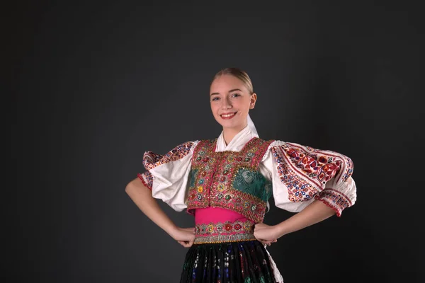Folklore Eslovaco Chica Bailarina Folclórica —  Fotos de Stock