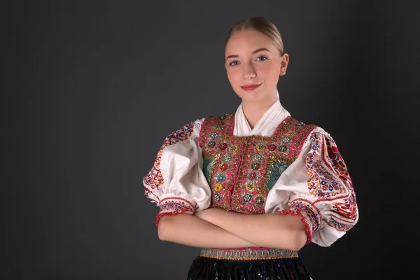斯洛伐克民间传说 民间舞蹈女孩 — 图库照片