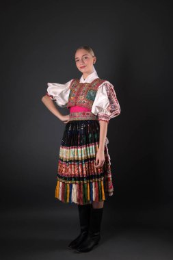 Slovakça folklor. Slovakça folklor kız.