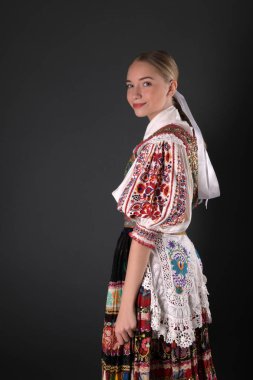 Slovakça folklor. Slovakça folklor kız.