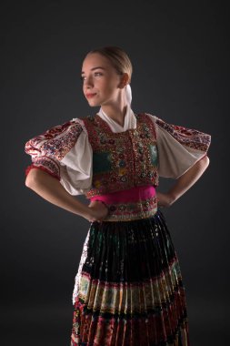 Slovakça folklor. Slovakça folklor kız.