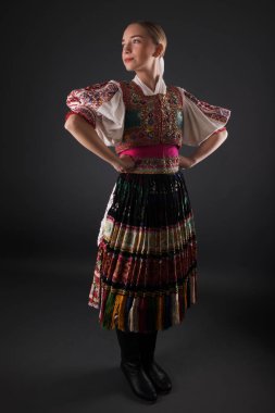 Slovakça folklor. Slovakça folklor kız.