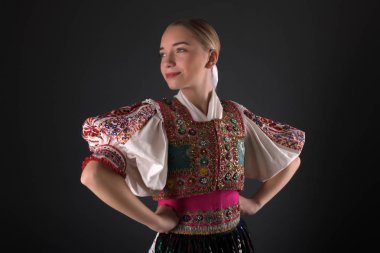 Slovakça folklor. Slovakça folklor kız.