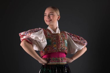 Slovakça folklor. Slovakça folklor kız.