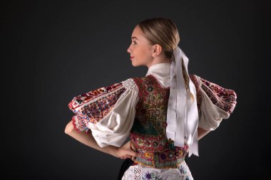 Slovakça folklor. Slovakça folklor kız.