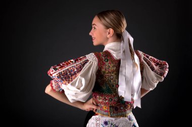 Slovakça folklor. Slovakça folklor kız.