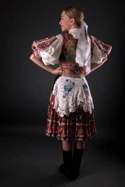 Slovakça folklor. Slovakça folklor kız.