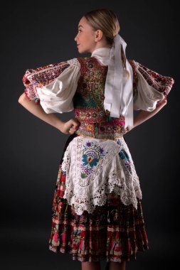 Slovakça folklor. Slovakça folklor kız.