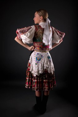 Slovakça folklor. Slovakça folklor kız.