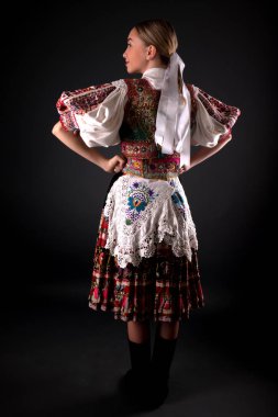 Slovakça folklor. Slovakça folklor kız.