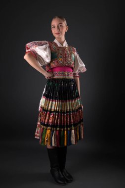Slovakça folklor. Slovakça folklor kız.