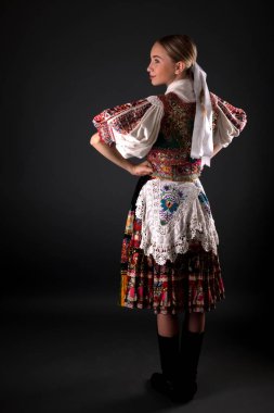 Slovakça folklor. Slovakça folklor kız.