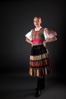 Slovakça folklor. Slovakça folklor kız.