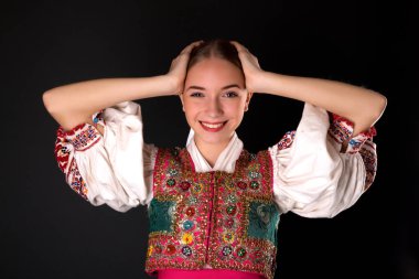 Slovakça folklor. Slovakça folklor kız.