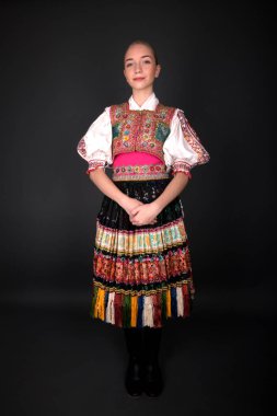 Slovakça folklor. Slovakça folklor kız.