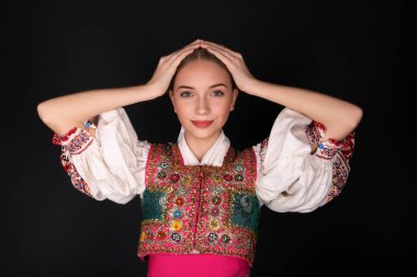 Slovakça folklor. Slovakça folklor kız.