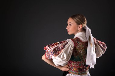 Slovakça folklor. Slovakça folklor kız.