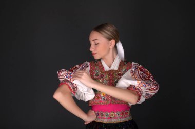 Slovakça folklor. Slovakça folklor kız.