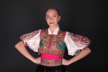 Slovakça folklor. Slovakça folklor kız.