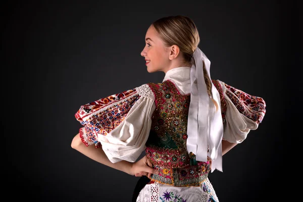 Slovakça folklor. Slovakça folklor kız.