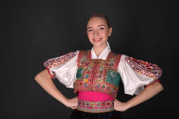 Slovakça folklor. Slovakça folklor kız.