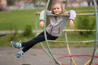 Oyun alanında sevimli kız