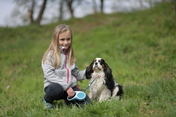 Menina Criança Feliz Com Seu Cão — Fotografia de Stock