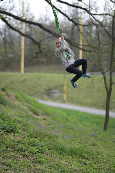 Petite Fille Souriante Sur Une Balançoire Dehors — Photo