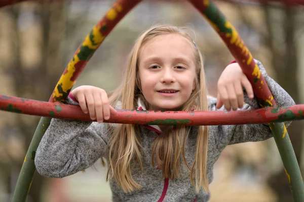 Menina Loira Bonito Parque Infantil — Fotografia de Stock