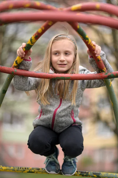Çocuk Parkındaki Tatlı Sarışın Kız — Stok fotoğraf