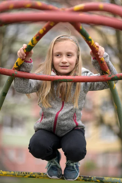 Menina Loira Bonito Parque Infantil — Fotografia de Stock