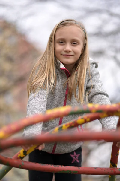 Menina Loira Bonito Parque Infantil — Fotografia de Stock