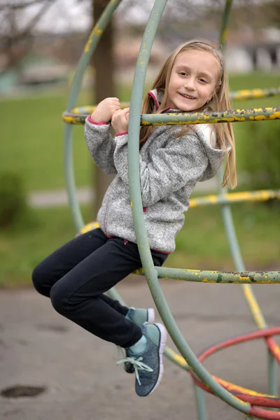 Menina Bonito Parque Infantil — Fotografia de Stock