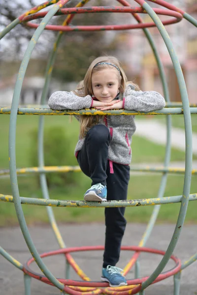 Ragazza Carina Parco Giochi — Foto Stock