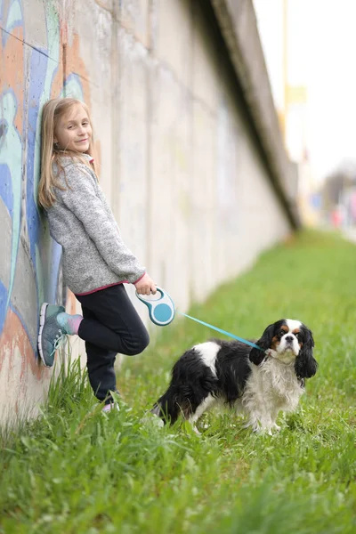 Menina Criança Feliz Com Seu Cão — Fotografia de Stock