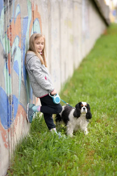 Gelukkig Kind Meisje Met Haar Hond — Stockfoto