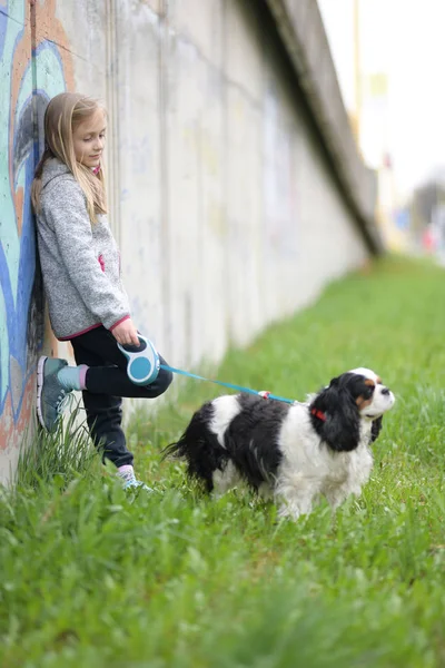 Heureux Enfant Fille Avec Son Chien — Photo