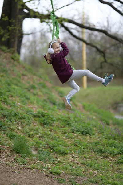 Petite Fille Souriante Sur Une Balançoire Dehors — Photo