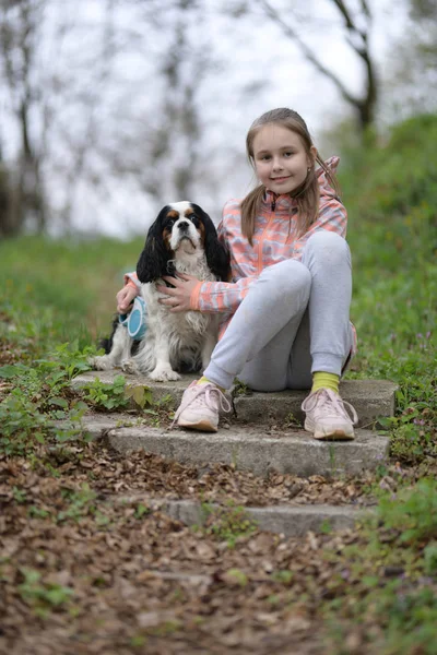 Šťastná Holčička Svým Psem — Stock fotografie