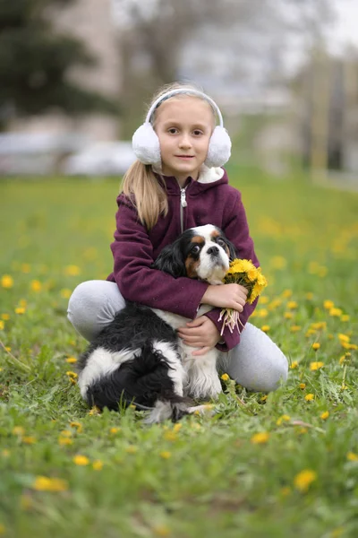 Boldog Gyermek Lány Kutyájával — Stock Fotó