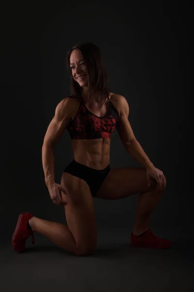 Fitness Kadını Antrenmanda Stüdyoda Çekici Uygun Kadın — Stok fotoğraf