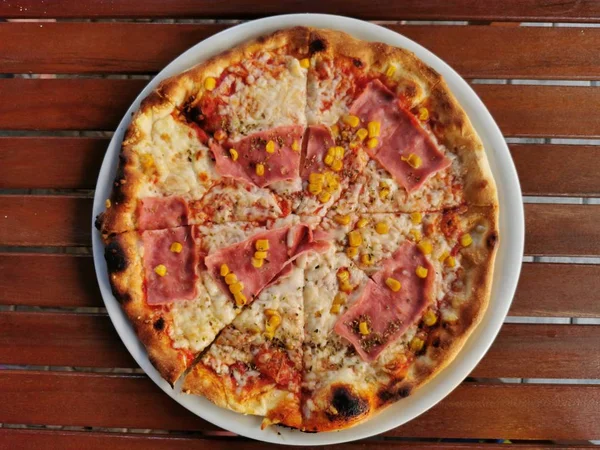 Pizza Mit Wurst Mozzarella Und Speck — Stockfoto